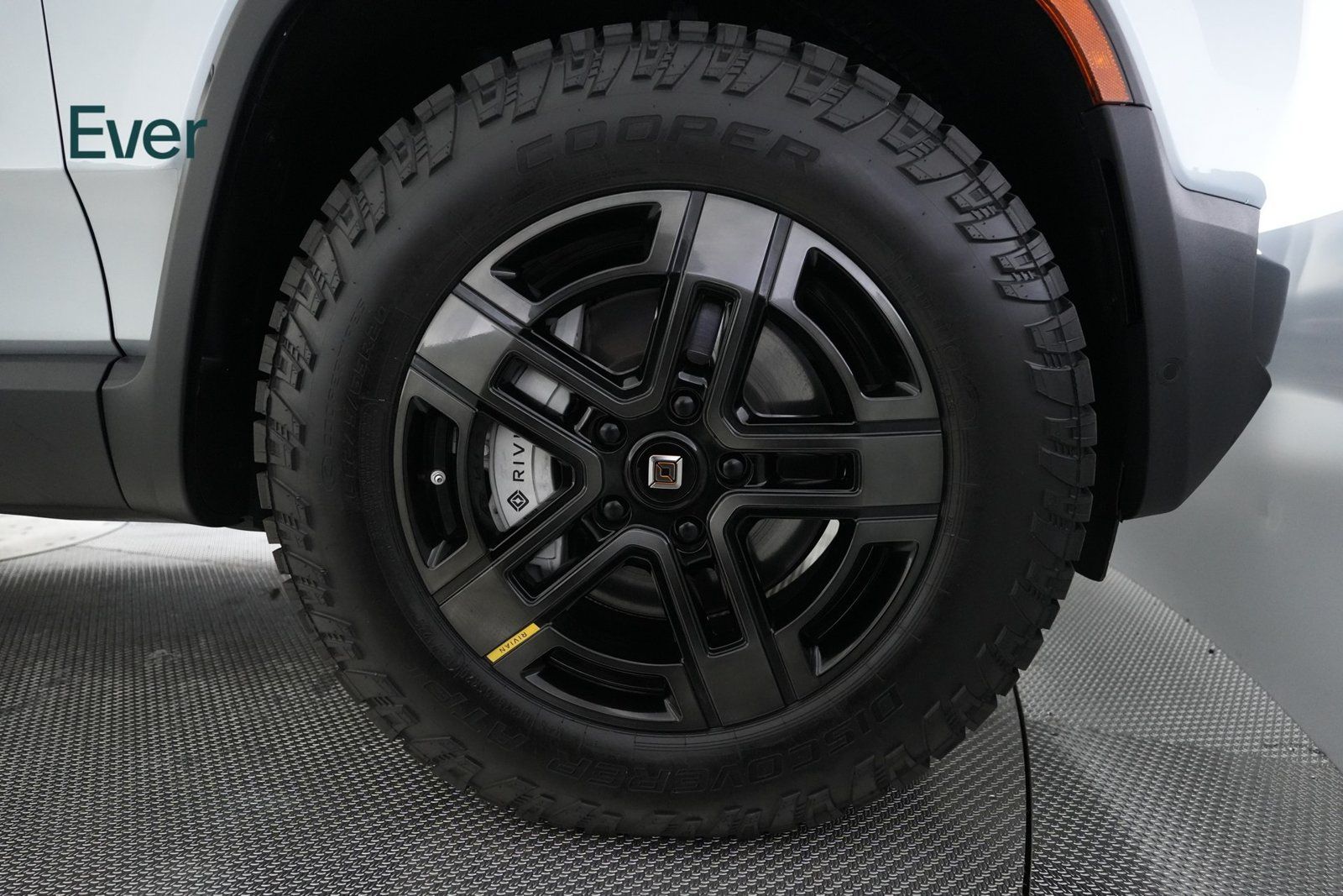 Used 2024 Rivian R1T Adventure Dual AWD/4WD image 20