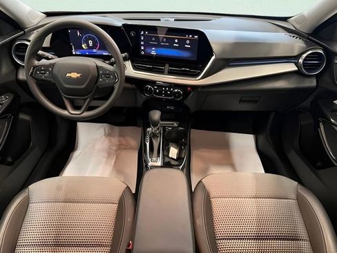 Used 2025 Chevrolet Trax LT image 14