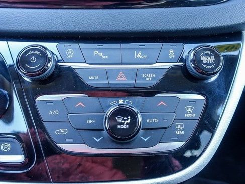 Used 2023 Chrysler Pacifica Touring-L image 20