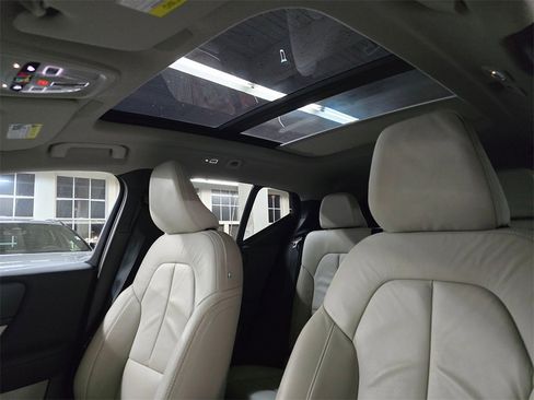 Certified 2023 Volvo XC40 B5 Ultimate w/ Protection Package Premier image 11