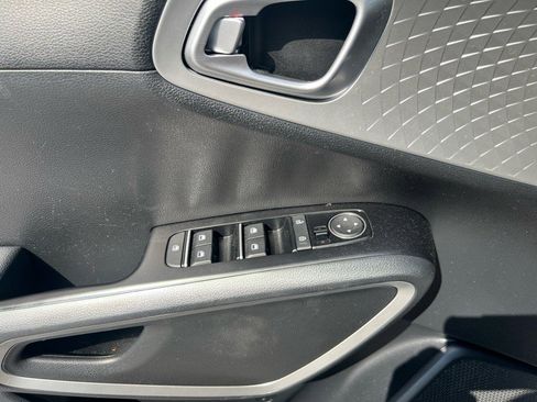 Used 2021 Kia Soul LX image 16