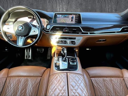 Used 2022 BMW 750i xDrive w/ Luxury Rear Seating Package image 7