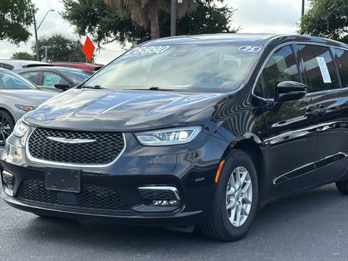 Used 2025 Chrysler Pacifica Select FWD image 8