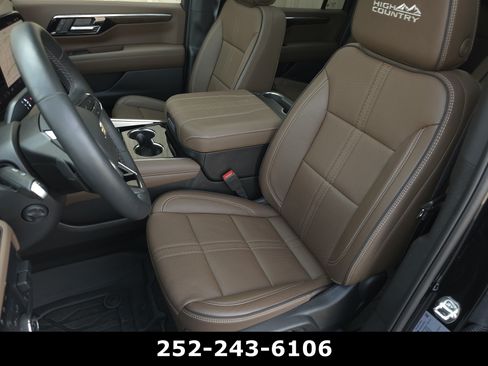 Used 2025 Chevrolet Suburban High Country AWD/4WD image 7