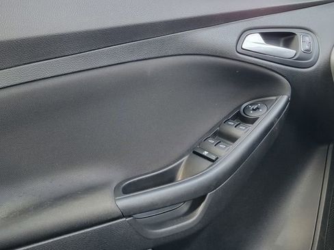 Certified 2017 Ford Focus SE FWD image 37