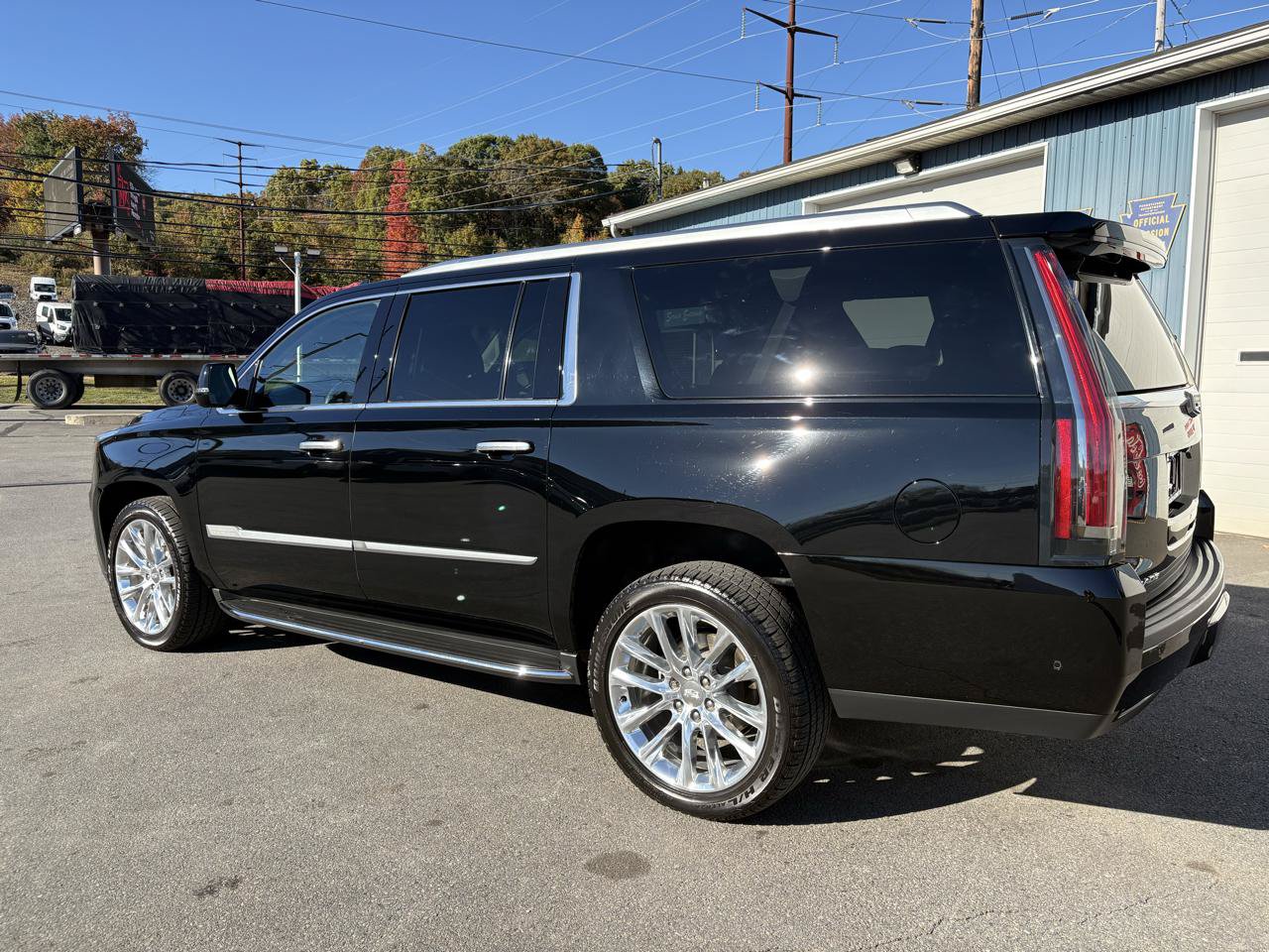 Used 2018 Cadillac Escalade ESV Luxury AWD/4WD image 3