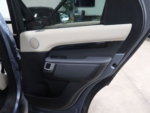 Used 2019 Land Rover Discovery SE image 18