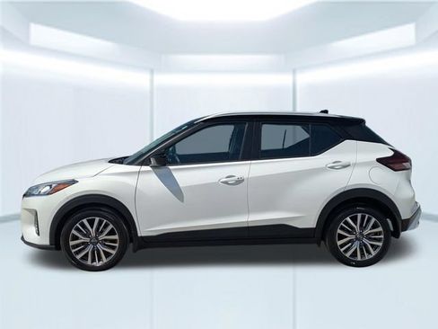 Used 2023 Nissan Kicks SV FWD image 2