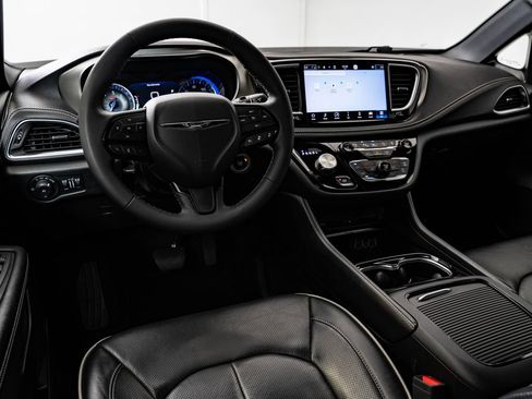 Used 2022 Chrysler Pacifica Limited w/ Uconnect Theater Family Group AWD/4WD image 4