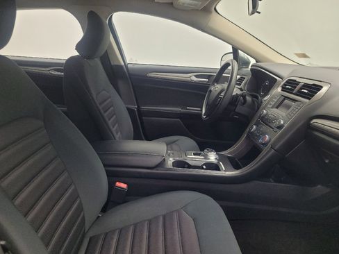 Used 2018 Ford Fusion SE FWD image 21
