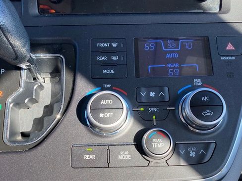 Used 2016 Toyota Sienna LE image 12