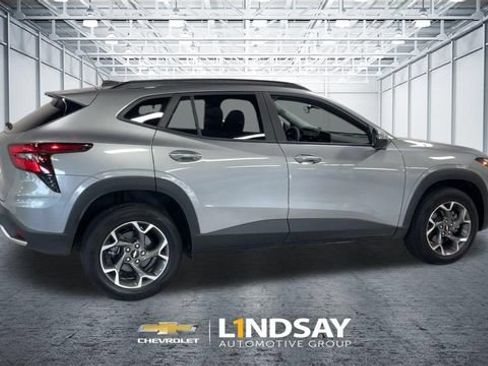 Used 2024 Chevrolet Trax LT FWD image 2