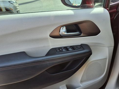 Used 2018 Chrysler Pacifica Touring Plus image 16