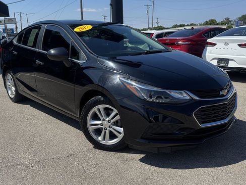 Used 2017 Chevrolet Cruze LT FWD image 2