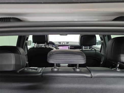 Used 2025 Porsche Macan image 31