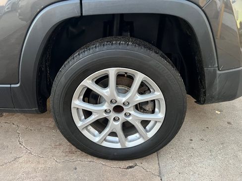 Used 2015 Jeep Cherokee Latitude FWD image 29