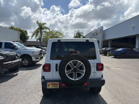Used 2018 Jeep Wrangler Unlimited Sahara AWD/4WD image 7