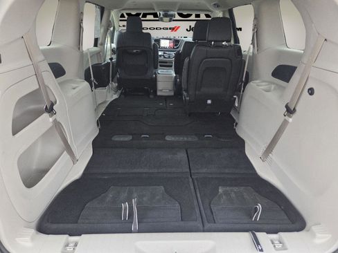 Used 2024 Chrysler Pacifica Touring-L image 36