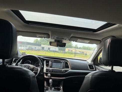 Used 2018 Toyota Highlander XLE AWD/4WD image 19