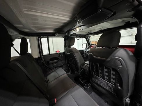 Used 2021 Jeep Wrangler Unlimited Rubicon w/ Cold Weather Group AWD/4WD image 16