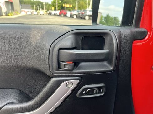 Used 2014 Jeep Wrangler Unlimited Sahara w/ Connectivity Group AWD/4WD image 18