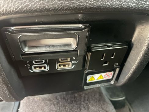 Used 2019 Jeep Cherokee Limited image 18