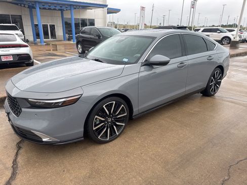 Used 2025 Honda Accord Touring image 2