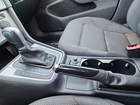 Used 2017 Volkswagen Golf S image 20