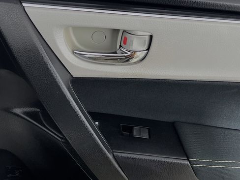 Used 2017 Toyota Corolla LE image 29