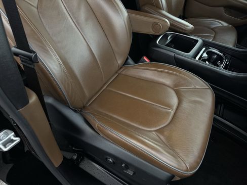 Used 2021 Chrysler Pacifica Limited w/ Uconnect Theater Family Group image 27