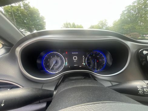 Used 2020 Chrysler Pacifica Touring-L w/ Advanced Safetytec Group AWD/4WD image 6