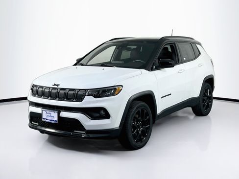 Used 2022 Jeep Compass Latitude w/ Sun and Sound Group AWD/4WD image 1