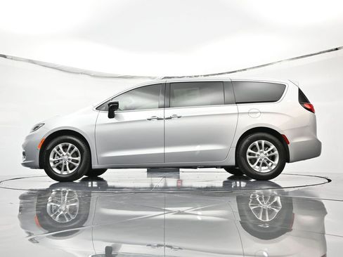 New 2026 Chrysler Pacifica Select FWD image 44