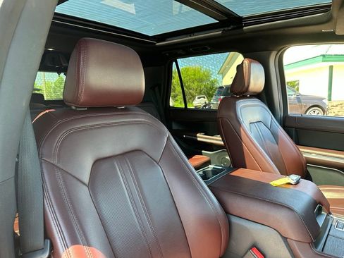 Used 2024 Ford Expedition Limited AWD/4WD image 32