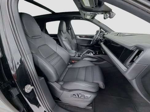 Certified 2025 Porsche Cayenne S AWD/4WD image 32