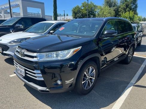 Used 2019 Toyota Highlander XLE AWD/4WD image 1