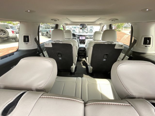 Used 2021 Jeep Grand Cherokee L Overland w/ Luxury Tech Group IV AWD/4WD image 34