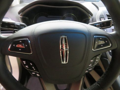 Used 2020 Lincoln MKZ w/ Convenience Package FWD image 14