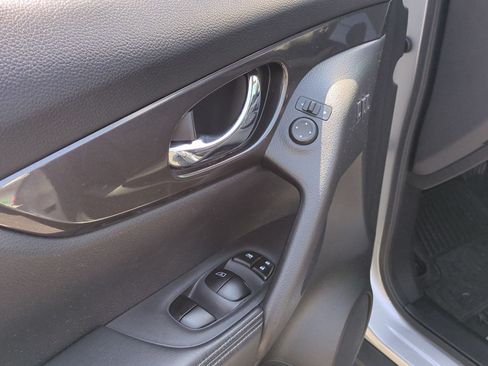 Used 2019 Nissan Rogue SV w/ Premium Package FWD image 15