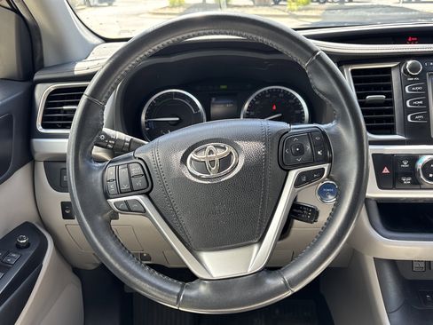 Used 2019 Toyota Highlander XLE AWD/4WD image 17