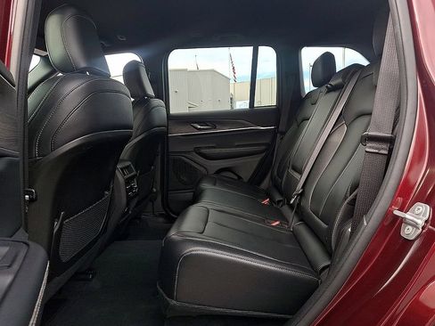 Used 2025 Jeep Grand Cherokee Limited AWD/4WD image 10