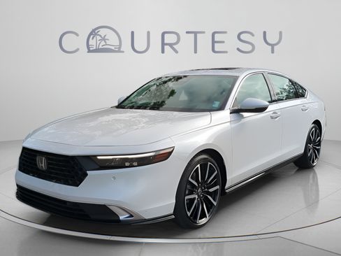 Used 2024 Honda Accord Touring image 2