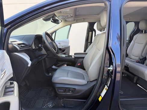 Used 2025 Toyota Sienna XLE image 11