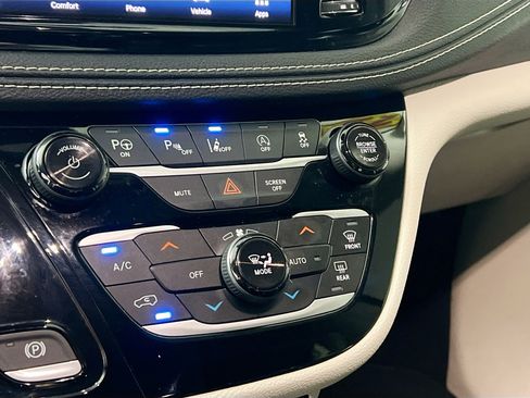 Used 2023 Chrysler Pacifica Touring-L image 27