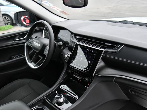 Used 2023 Jeep Grand Cherokee L Laredo image 45