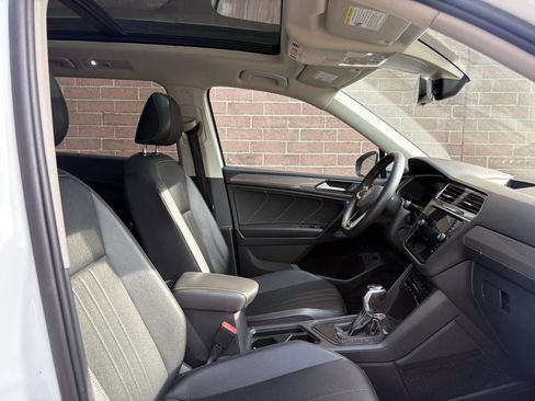 Used 2022 Volkswagen Tiguan SE w/ Panoramic Sunroof Package FWD image 27