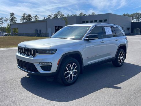 Used 2023 Jeep Grand Cherokee Limited w/ Trailer Tow Prep Group (B) image 3