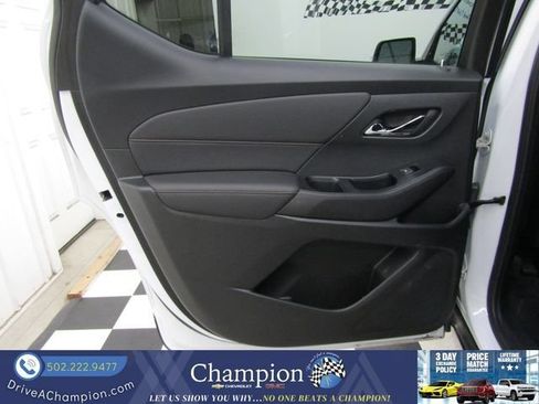 Used 2022 Chevrolet Traverse RS FWD image 17