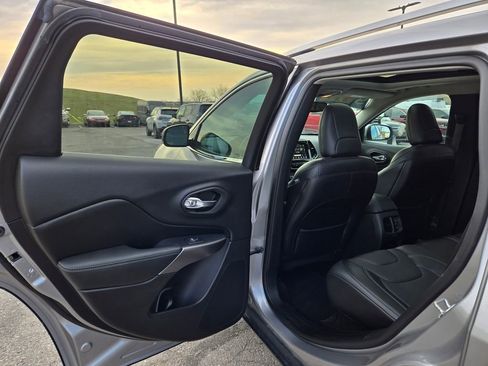 Used 2019 Jeep Cherokee Limited w/ Technology Group AWD/4WD image 29