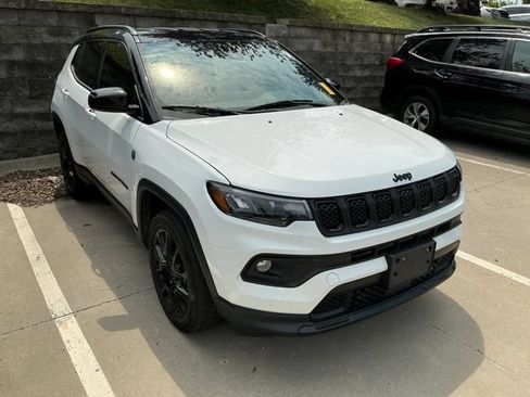Used 2023 Jeep Compass Latitude w/ Convenience Group AWD/4WD image 4